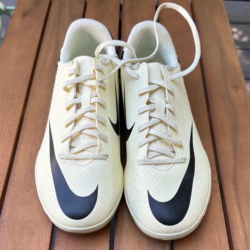 Nike Mercurial Zoom Vapor 15 Club Size 6Y or Men’s 6